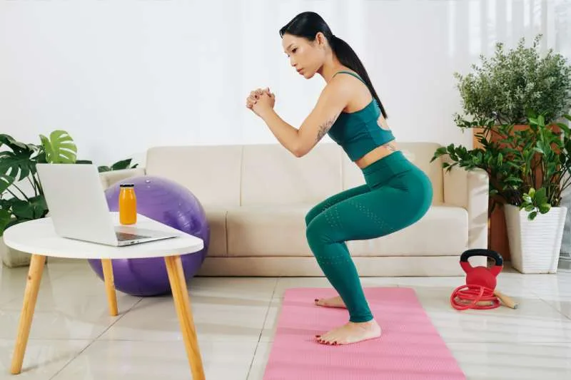 ออกกำลังกายท่า Squat ลดต้นขา